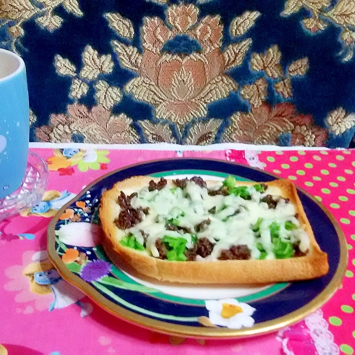 そぼろのピザトースト